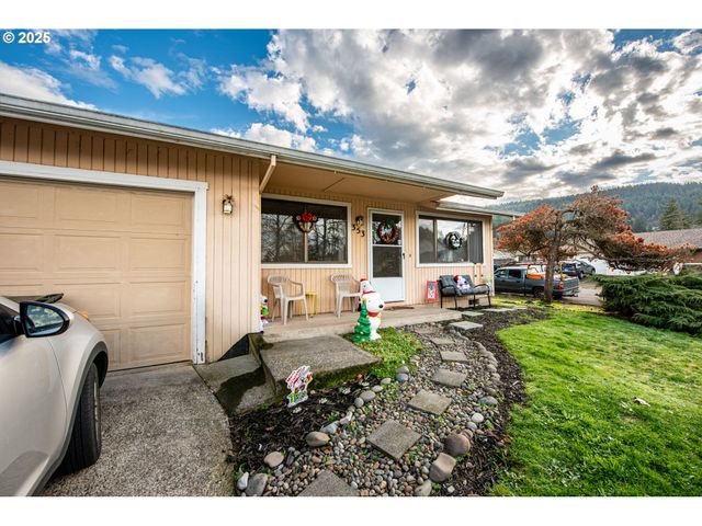 353 71ST St, Springfield, OR 97478