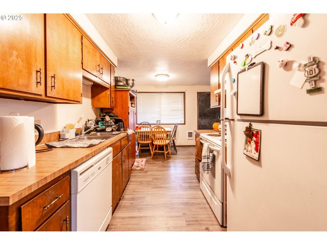 353 71ST St, Springfield, OR 97478