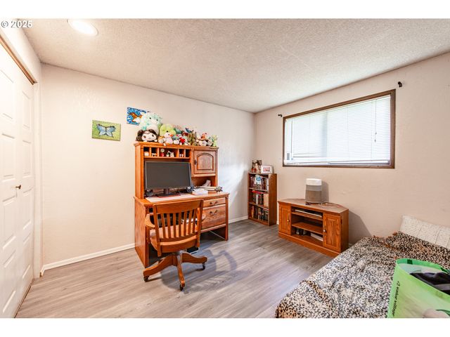 353 71ST St, Springfield, OR 97478