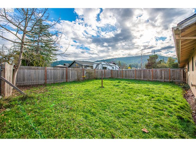 353 71ST St, Springfield, OR 97478