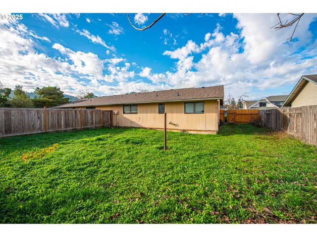 353 71ST St, Springfield, OR 97478