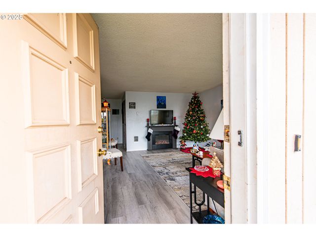 353 71ST St, Springfield, OR 97478