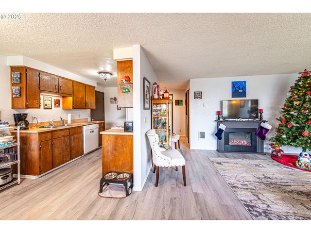 353 71ST St, Springfield, OR 97478