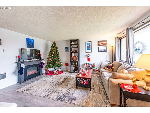 353 71ST St, Springfield, OR 97478