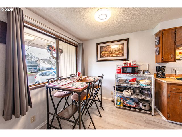 353 71ST St, Springfield, OR 97478