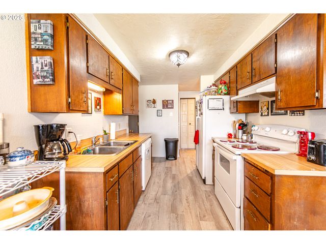 353 71ST St, Springfield, OR 97478