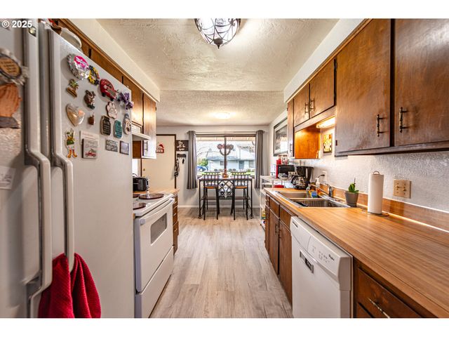 353 71ST St, Springfield, OR 97478