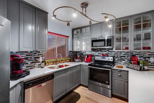 1229 Fall Creek Way, Sacramento, CA 95833