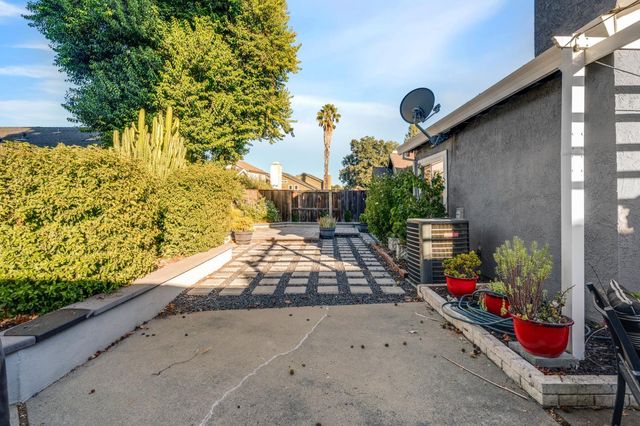 1229 Fall Creek Way, Sacramento, CA 95833