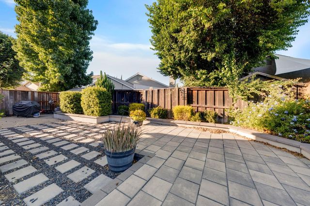 1229 Fall Creek Way, Sacramento, CA 95833