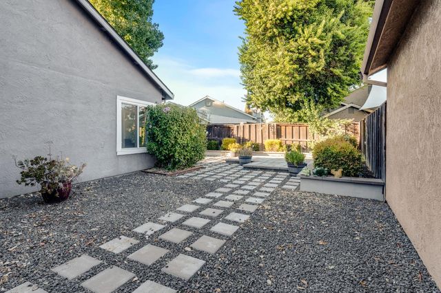 1229 Fall Creek Way, Sacramento, CA 95833