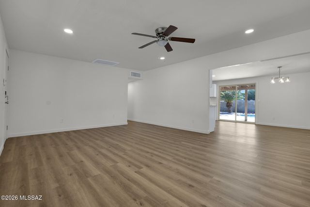 7048 N Northlight Drive, Tucson, AZ 85741