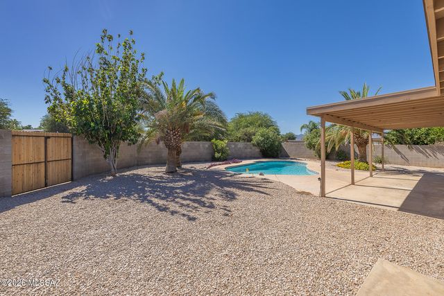 7048 N Northlight Drive, Tucson, AZ 85741