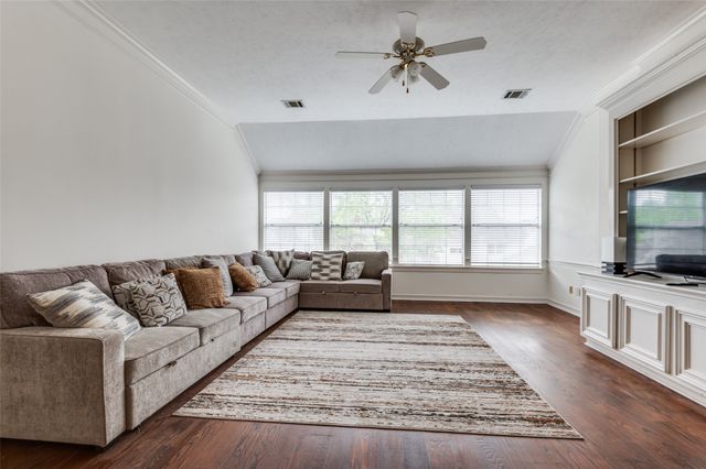 2204 Yaupon Drive, Irving, TX 75063
