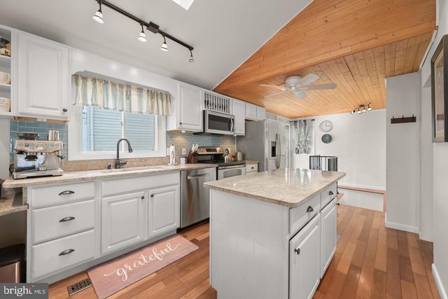 8138 FOREST GLEN DR, Pasadena, MD 21122