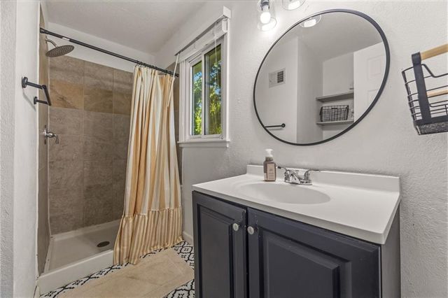 12819 Cambridge Avenue, Grandview, MO 64030