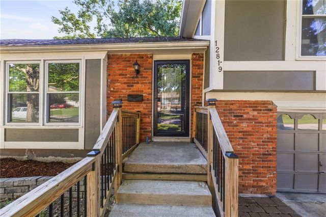 12819 Cambridge Avenue, Grandview, MO 64030