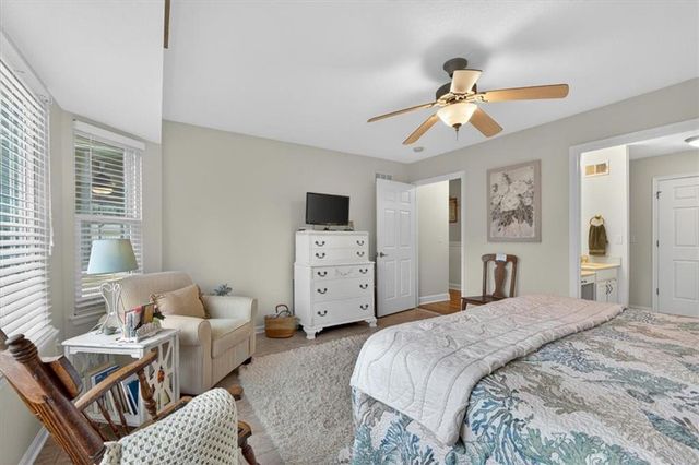 2717 S Woodbury Drive, Independence, MO 64055