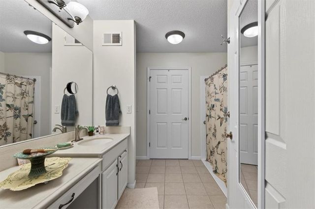 2717 S Woodbury Drive, Independence, MO 64055