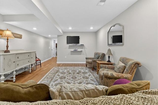 2717 S Woodbury Drive, Independence, MO 64055