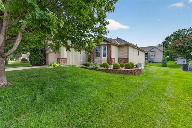 2717 S Woodbury Drive, Independence, MO 64055