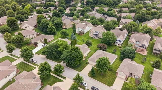 2717 S Woodbury Drive, Independence, MO 64055