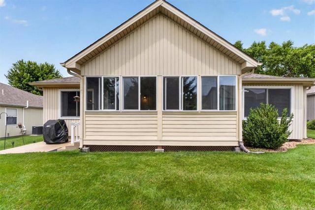 2717 S Woodbury Drive, Independence, MO 64055
