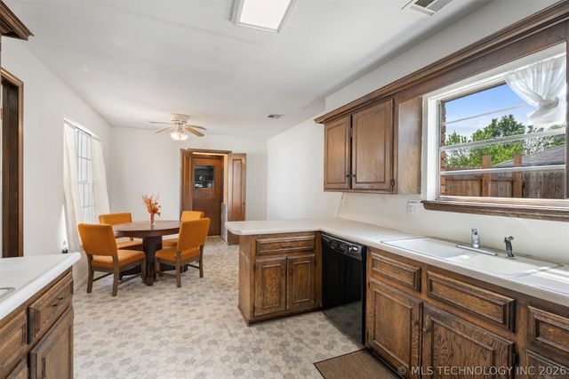 517 Baylor Court, Bartlesville, OK 74006