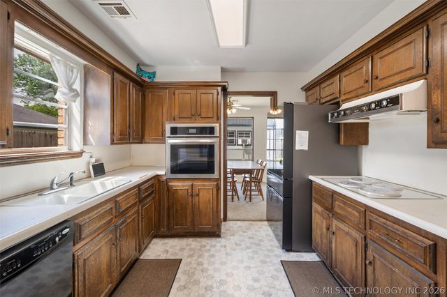 517 Baylor Court, Bartlesville, OK 74006