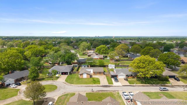 517 Baylor Court, Bartlesville, OK 74006