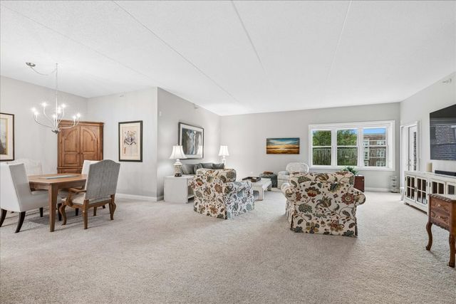 310 E Church Avenue 209, Libertyville, IL 60048