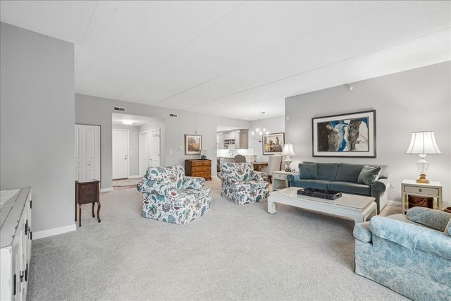 310 E Church Avenue 209, Libertyville, IL 60048