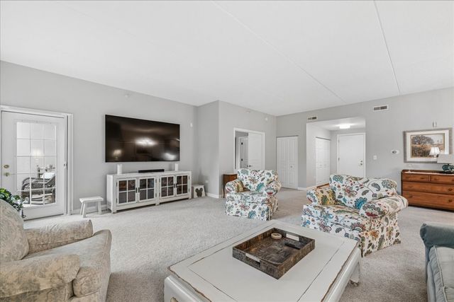 310 E Church Avenue 209, Libertyville, IL 60048