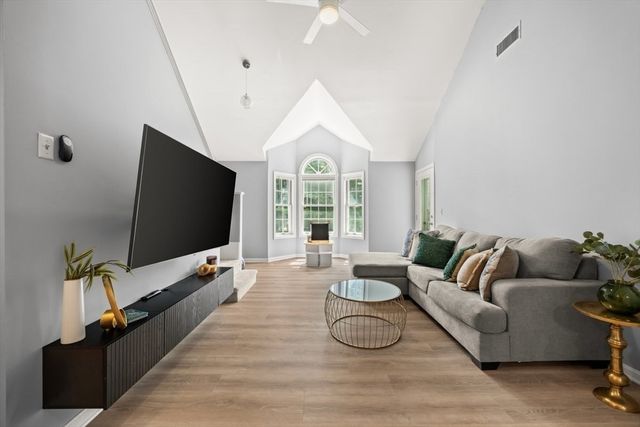 111 Carriage Ln 111, Taunton, MA 02780