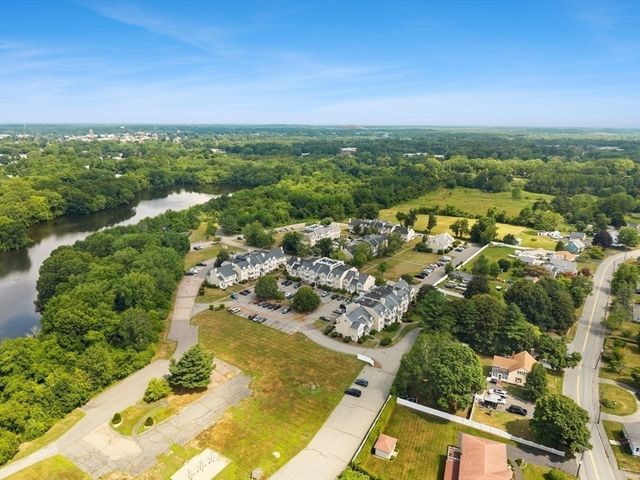 111 Carriage Ln 111, Taunton, MA 02780