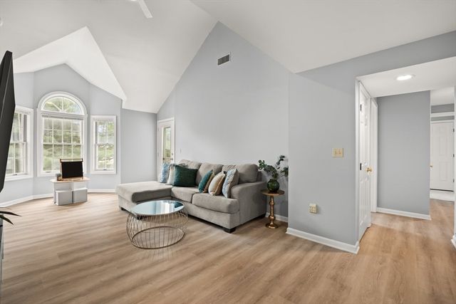 111 Carriage Ln 111, Taunton, MA 02780