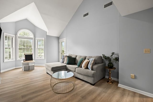 111 Carriage Ln 111, Taunton, MA 02780