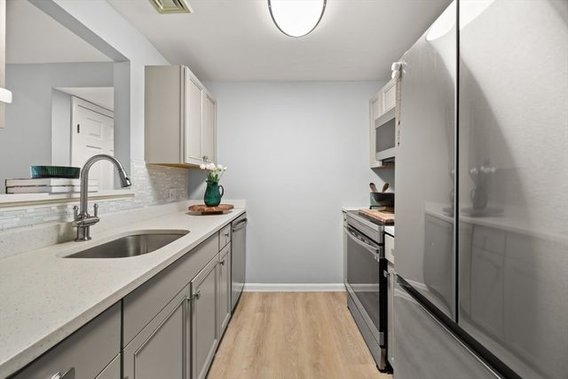 111 Carriage Ln 111, Taunton, MA 02780