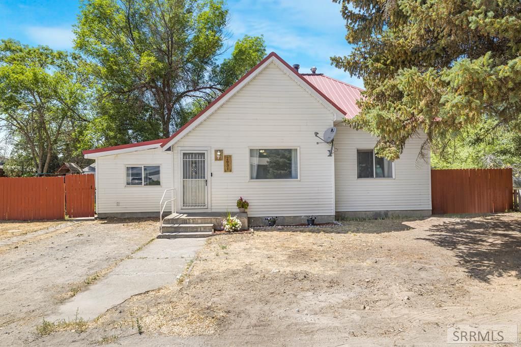 Image 1 of property listing at 2031 Lawrence Lane, Blackfoot, ID 83221