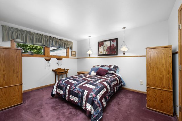 909 21st St NW, Minot, ND 58703