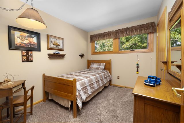 909 21st St NW, Minot, ND 58703