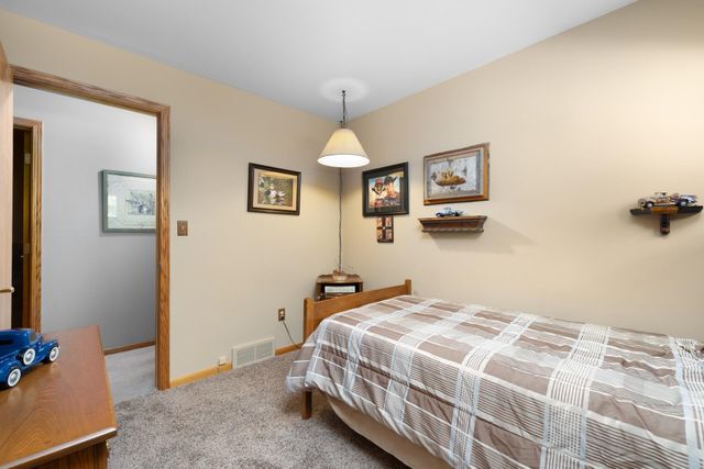 909 21st St NW, Minot, ND 58703