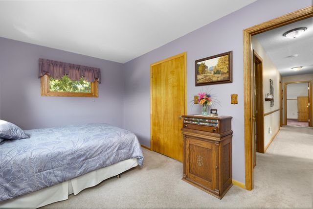 909 21st St NW, Minot, ND 58703