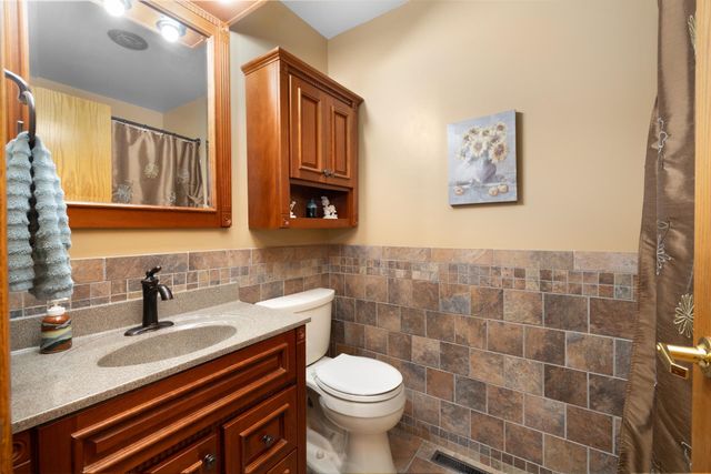 909 21st St NW, Minot, ND 58703