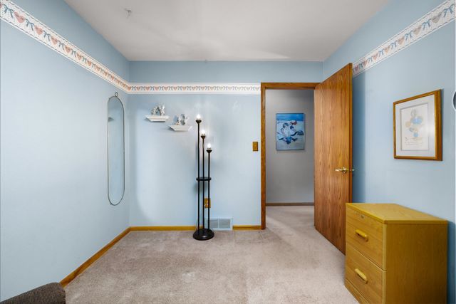 909 21st St NW, Minot, ND 58703