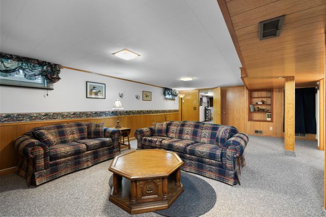 909 21st St NW, Minot, ND 58703