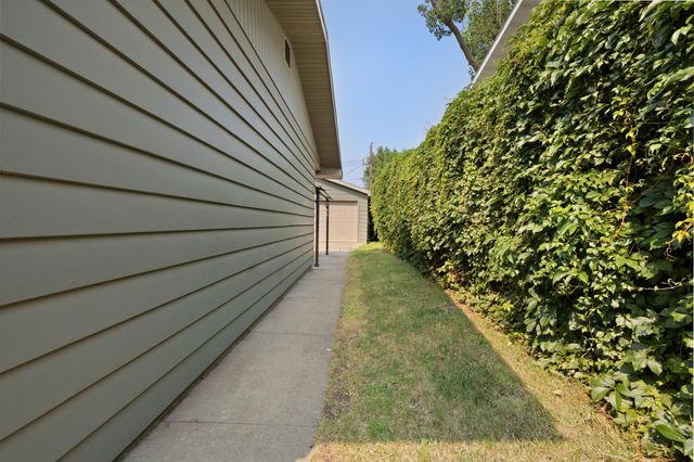 909 21st St NW, Minot, ND 58703