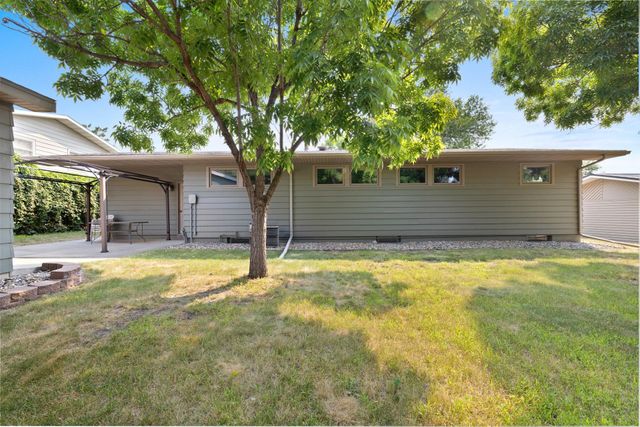 909 21st St NW, Minot, ND 58703