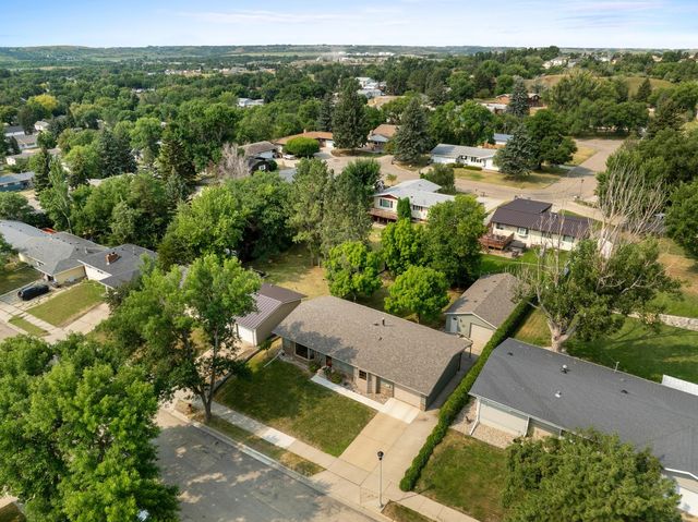 909 21st St NW, Minot, ND 58703