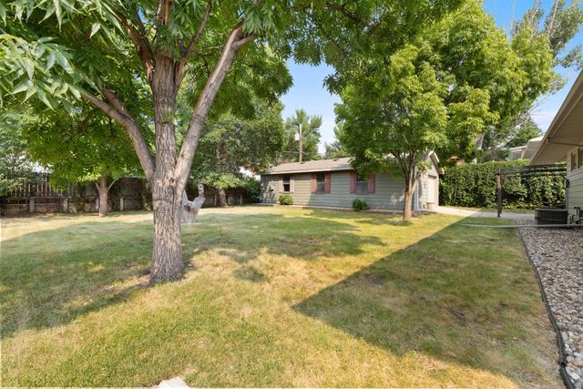 909 21st St NW, Minot, ND 58703